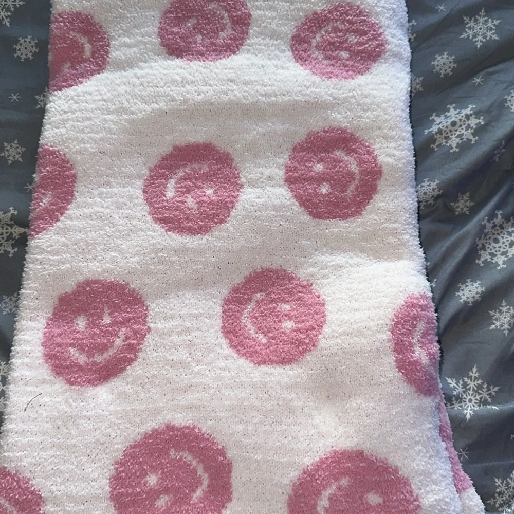 Happy Face Luxury Soft Throw Blanket - Smiley Pink